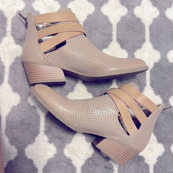 Kenneth Cole Reaction Shoes - 🎉Sale Today🎉Kenneth Cole Reaction Luck 7.5 Heeled Leather Bootie Boots